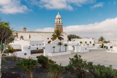 Teguise, Lanzarote, İspanya - Nisan 04, 2023. Teguise şehrinin eski mimarisi. Lansarote Adası 'ndaki Iglesia de Nuestra Kilisesi Senyora de Guadalupe.