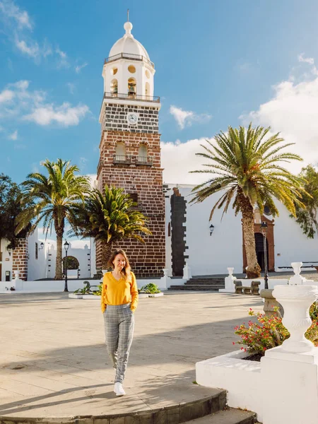 Giovane Donna Sorridente Con Vecchia Architettura Della Città Teguise Lanzarote — Foto Stock