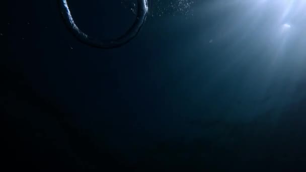 青い海の水中にあるリングバブルと太陽 空気泡が付いている水質 — ストック動画
