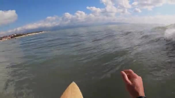 Szörfözés Búvárruhában Szörfdeszkán Hullámtöréskor Első Személyű Kilátás Szörfözés Óceánban — Stock videók