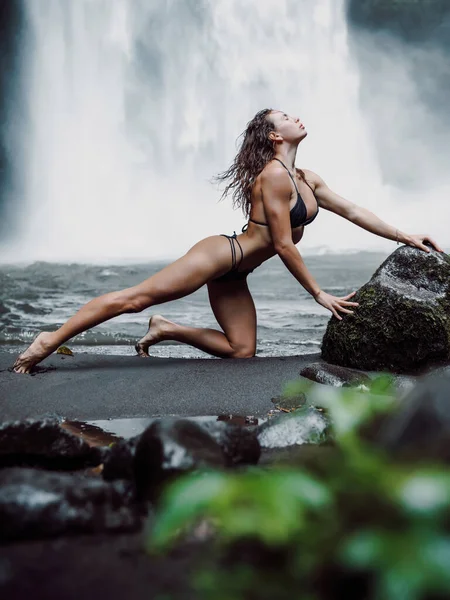 Prachtige Vrouw Bikini Poserend Bij Waterval Tropisch Bali Reiziger Meisje — Stockfoto