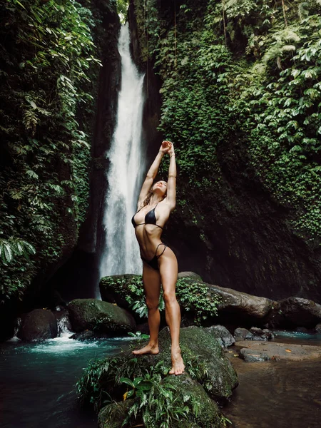 Sexy Frau Badeanzug Posiert Auf Einem Felsen Der Nähe Des — Stockfoto