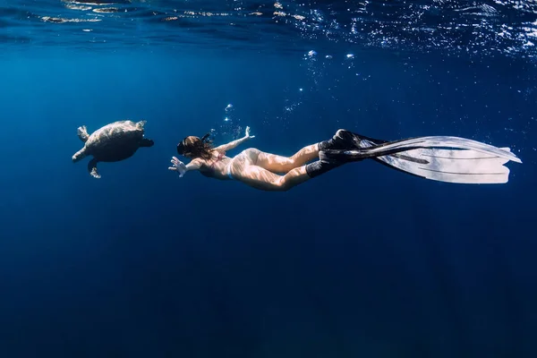 Dáma Ploutvemi Šnorchluje Pod Vodou Želvou Oceánu Plavání Mořskou Želvou — Stock fotografie