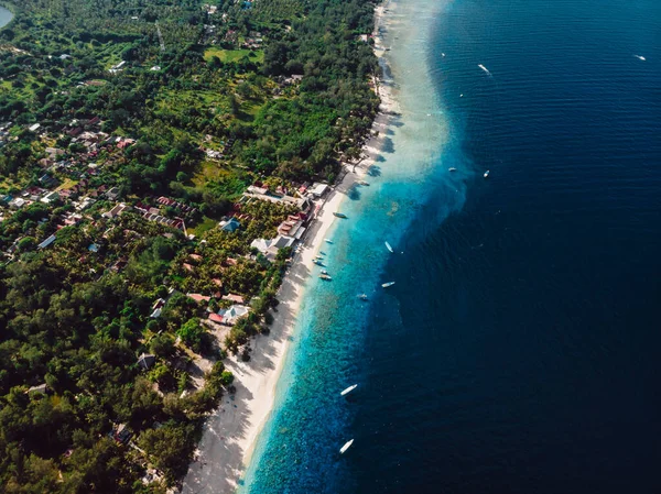 Tropisk Kustlinje Med Strand Båtar Och Turkost Öppet Hav Flygbild — Stockfoto