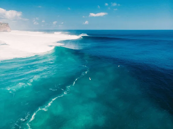 Вид Воздуха Большую Голубую Волну Серфинг Бали Пляж Улувату — стоковое фото