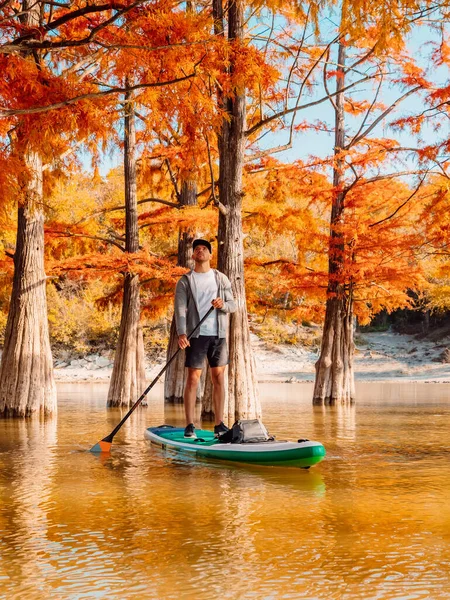 Uomo Che Viaggia Stand Paddle Board Fiume Tra Gli Alberi — Foto Stock