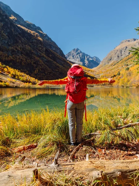 ハイカーの観光客は 秋の山で湖で楽しんでいます — ストック写真