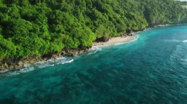 Canlı okyanusları ve Bali 'de dalgaları olan sahili. Yeşil kase plajının havadan görünüşü