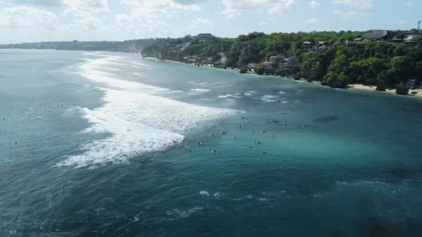 Letecký Pohled Oceán Vlnami Surfaři Pobřeží Pláži Impossibles Bali — Stock video