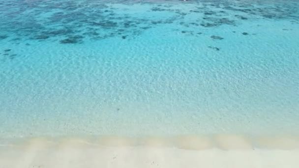 Песчаный Пляж Бирюзовым Прозрачным Океаном Солнечный День Вид Воздуха — стоковое видео
