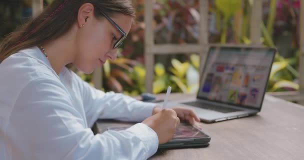 Kobieta Pracująca Panelem Dotykowym Laptopem Siedząc Przy Oknie Biurze Kreatywnym — Wideo stockowe