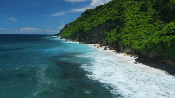 崖の下に隠れたトロピカルビーチで青い海の空中ビュー — ストック動画