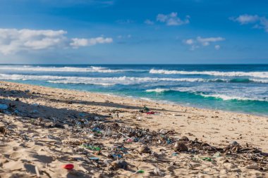 Bali adasındaki tropik plaj ve plastik çöpler. Kıyı şeridindeki plastik çöplerin kirliliği