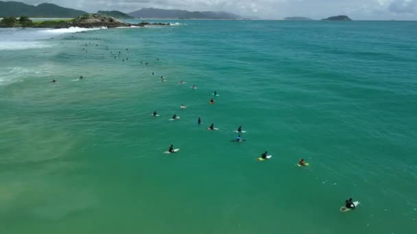 Surfers Met Surfplanken Oceaan Wachtgolf Luchtfoto Brazilië — Stockvideo