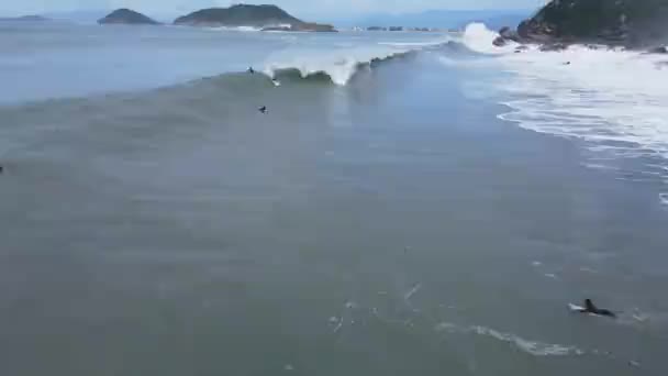 Surferzy Jeżdżący Dużych Falach Oceanie Widok Lotu Ptaka Surferów Podczas — Wideo stockowe