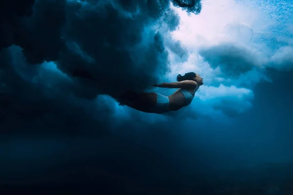 Женщина Ныряет Океанские Волны Утка Ныряет Разрушающейся Бочковой Волной Прозрачном — стоковое фото
