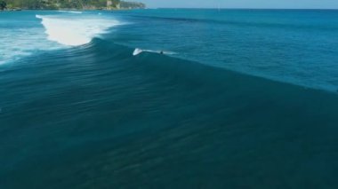 Bali 'de okyanusta mükemmel bir mavi dalga. İdeal dalgaların hava manzarası
