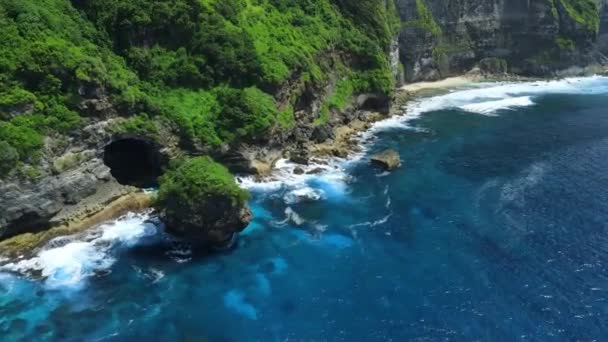 ハワイの波と風光明媚な岩や青い海と海の風景 空中風景 — ストック動画