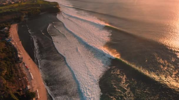 Vista Aérea Costa Playa Con Olas Grandes Surfeando Olas Perfectas — Vídeos de Stock