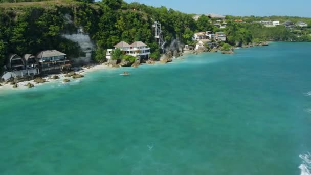 Letecký Pohled Modrý Oceán Pobřeží Plážemi Bali Bukit — Stock video
