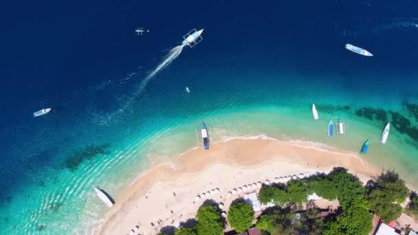 Motorlu Tekneli Tropik Plaj Mavi Okyanus Gili Adalarının Havadan Görünüşü — Stok video