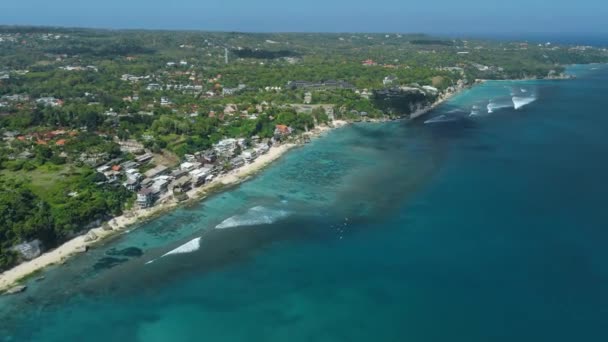 巴厘岛蓝海和有海滩的海岸线的空中景观 Bukit — 图库视频影像