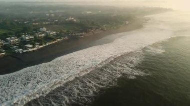Bali 'de, Keramas sahilinde gün doğumu tonları ve okyanus manzaralı bir sahil.