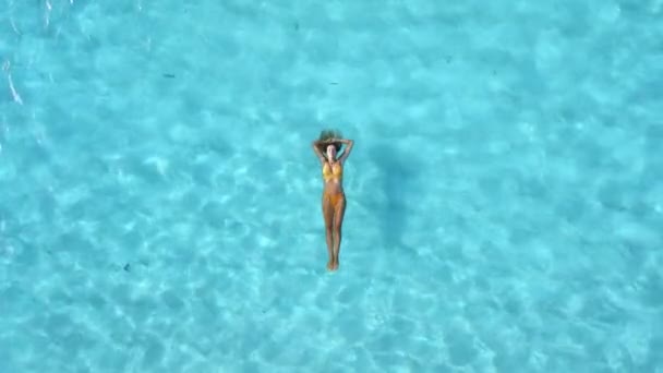 Mulher Relaxando Oceano Tropical Transparente Vista Aérea Vista Superior — Vídeo de Stock