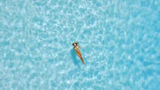 Mulher Flutuando Relaxando Oceano Azul Transparente Vista Aérea Vista Superior — Vídeo de Stock