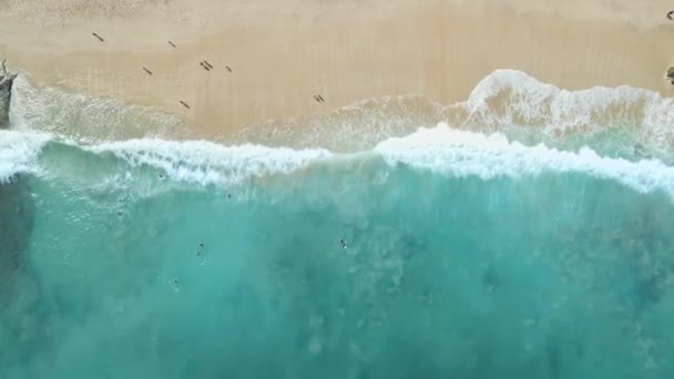 Playa Arena Océano Turquesa Con Olas Día Soleado Vista Aérea — Vídeos de Stock