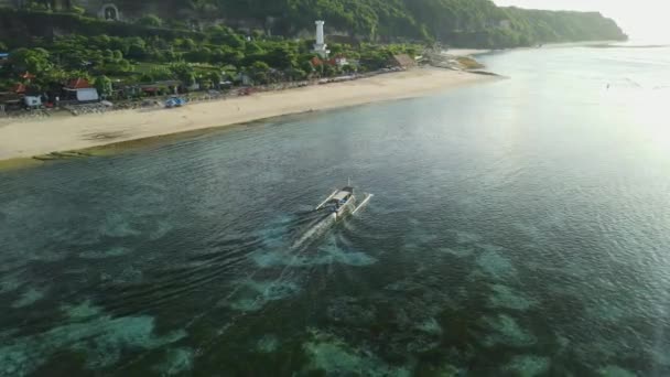 巴厘岛的潘达瓦海滩上有风景秀丽的风景 灯塔和渔船 — 图库视频影像