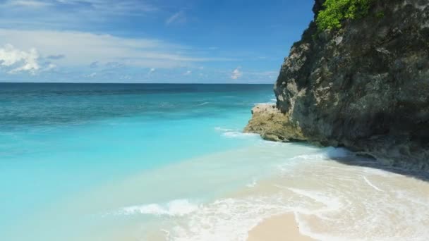 Letecký Pohled Modrý Oceán Tropickou Písečnou Pláží Skalami — Stock video