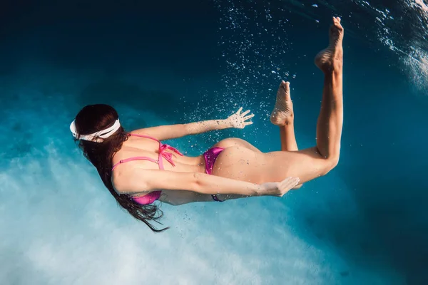 Młoda Kobieta Idealnym Nurkowaniem Pływaniem Pod Wodą Błękitnym Oceanie Nurkowanie — Zdjęcie stockowe