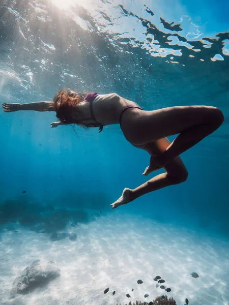 若い魅力的な女性は 素晴らしい太陽光で透明な海で泳ぎ 水中をポーズ — ストック写真