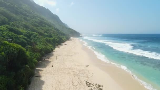 インドネシアの波を持つニャンニャンビーチと青い海 バリ島の最後のワイルドビーチの空中ビュー — ストック動画