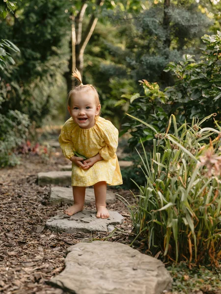 Χαμογελώντας Χαριτωμένο Κοριτσάκι Κομψό Φόρεμα Στον Κήπο Πίσω Αυλή — Φωτογραφία Αρχείου