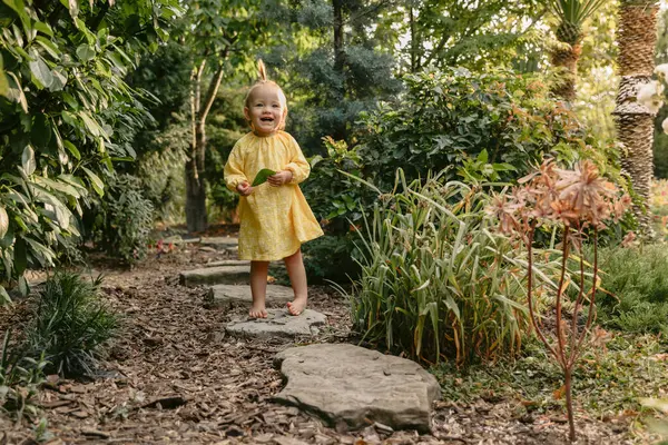 Ευτυχισμένο Χαμογελαστό Κορίτσι Κομψό Φόρεμα Στον Κήπο Πίσω Αυλή — Φωτογραφία Αρχείου