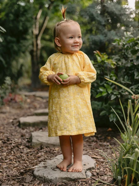 Πορτρέτο Του Κοριτσιού Ευτυχισμένη Παιδί Μήλο Φρούτα Εξωτερική Χαριτωμένο Κοριτσάκι — Φωτογραφία Αρχείου