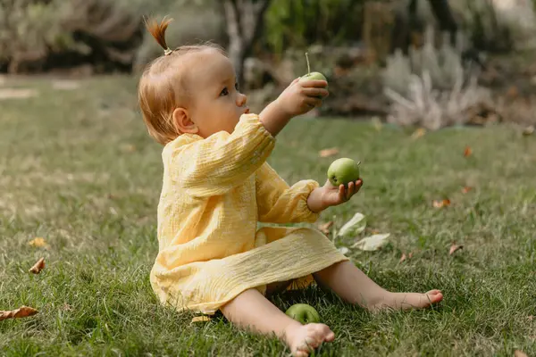 Πορτρέτο Του Όμορφου Κοριτσιού Παιδί Δίνει Ένα Μήλο Χαριτωμένο Κοριτσάκι — Φωτογραφία Αρχείου