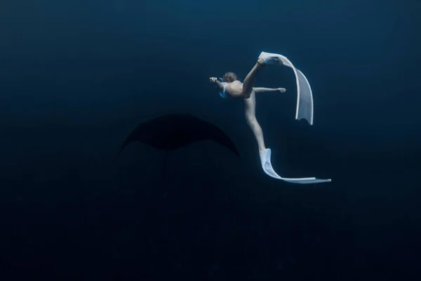 Mulher Nada Debaixo Água Com Manta Ray Freediving Com Manta — Fotografia de Stock