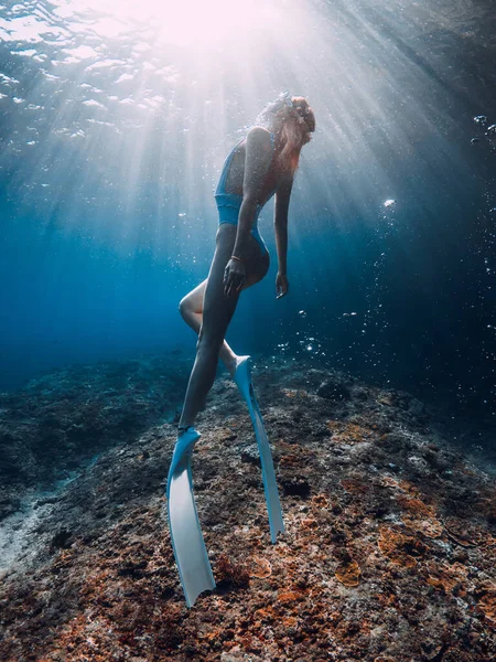 Schöne Frau Mit Flossen Gleitet Unter Wasser Blauen Meer Freediving — Stockfoto