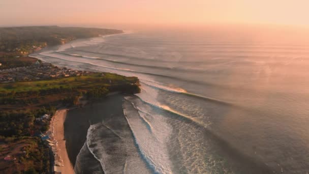 Surfer Sur Les Vagues Océan Coucher Soleil Chaud Bali Vue — Video