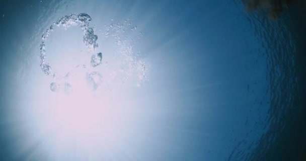 Gelembung Dengan Sinar Matahari Bawah Air Laut Biru Transparan — Stok Video