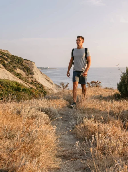 Homem Jovem Caminhante Com Mochila Andando Costa Oceano Com Luz — Fotografia de Stock
