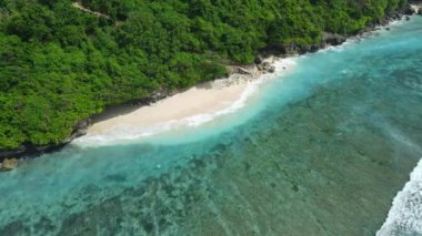 Bali adasında turkuaz okyanusu ve dalgaları olan bir sahil. Hava görünümü