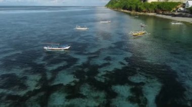 Bali adasındaki okyanus kıyısında balıkçı tekneleri. Hava görünümü.