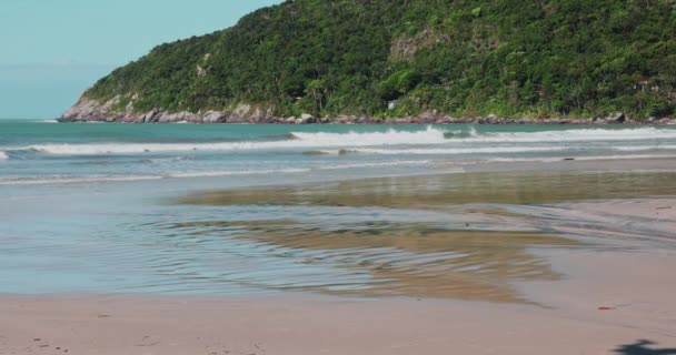 Praia Matadeiro Com Montanhas Oceano Com Ondas Florianópolis — Vídeo de Stock