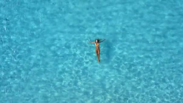 Mujer Belleza Nadando Relajándose Océano Transparente Vista Aérea Vista Superior — Vídeos de Stock