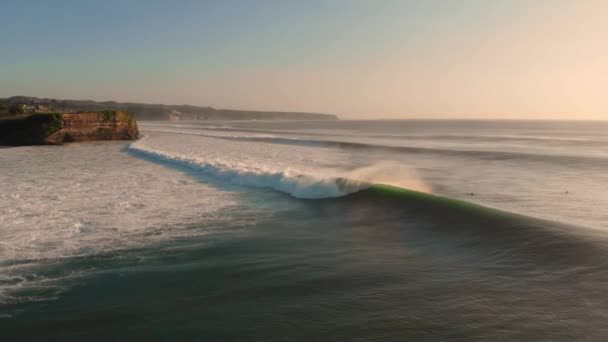 Letecký Pohled Pobřeží Surfujícími Velkými Vlnami Perfektní Oceánské Vlny Při — Stock video