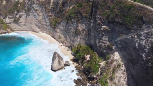風光明媚な海岸線 ヌサペニダ島のビーチと青い海の岩 エアリアルビュー — ストック動画
